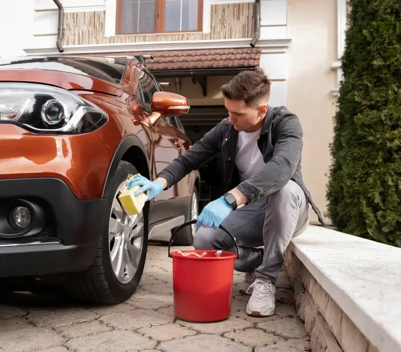Lavage auto à domicile Dampierre-sur-Avre : professionnel intervenant sur un véhicule
